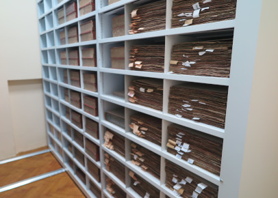 Ячеистые металлические стеллажи в музее