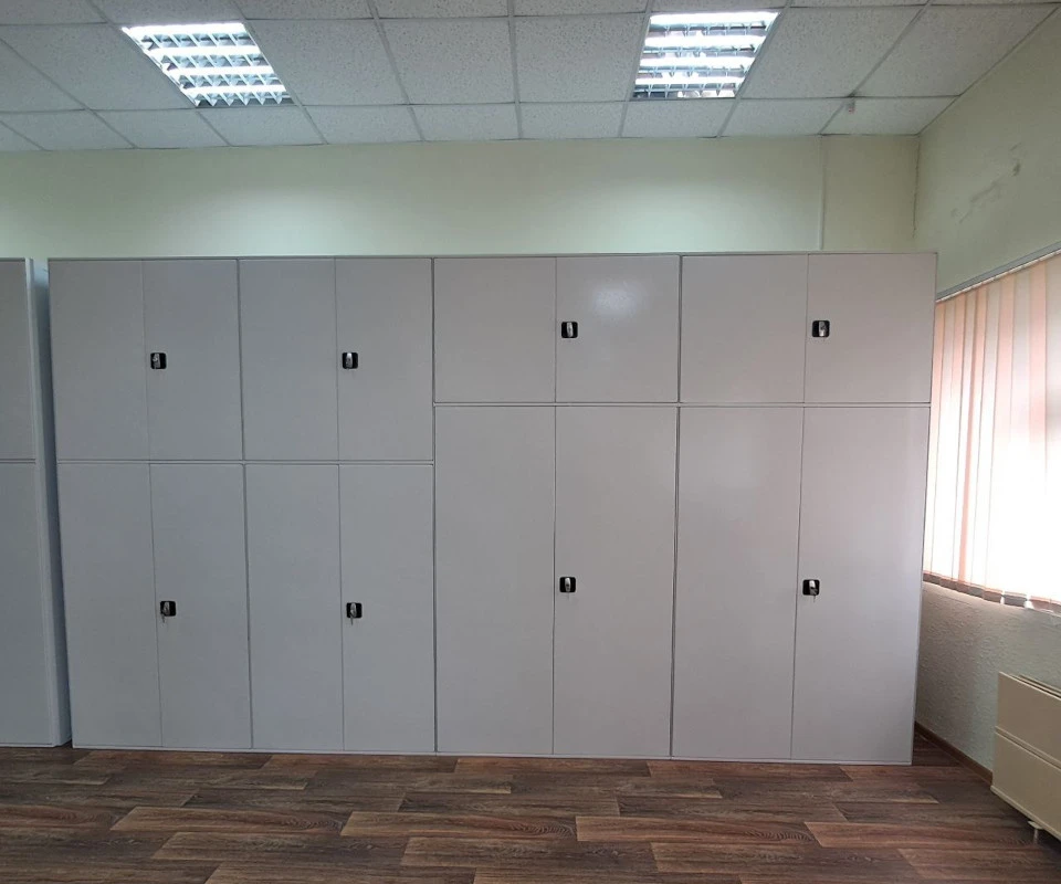 Металлические шкафы для хранения одежды и разноформатных экспонатов