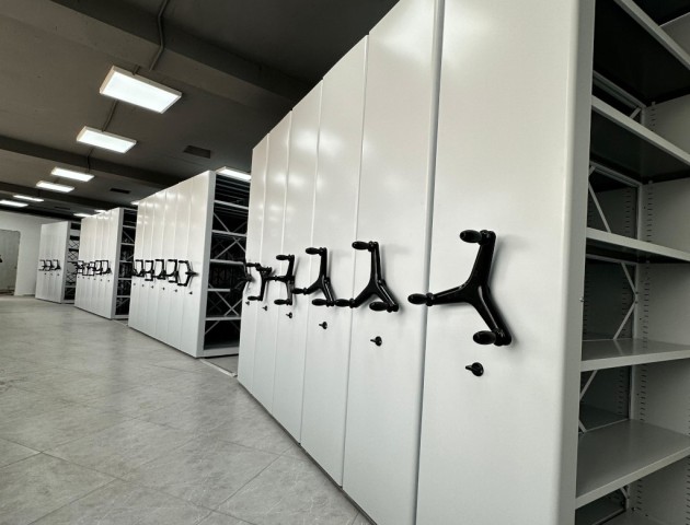 Мобильные стеллажи в полукруглом помещении