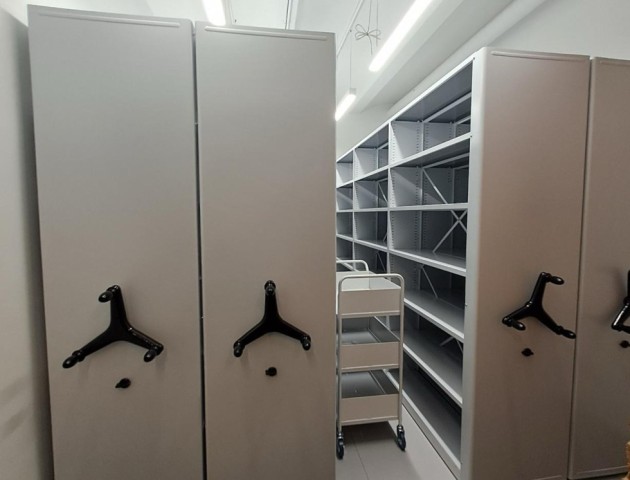 Мобильные стеллажи с механическим управлением