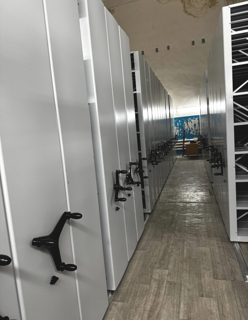 Высокие мобильные стеллажи